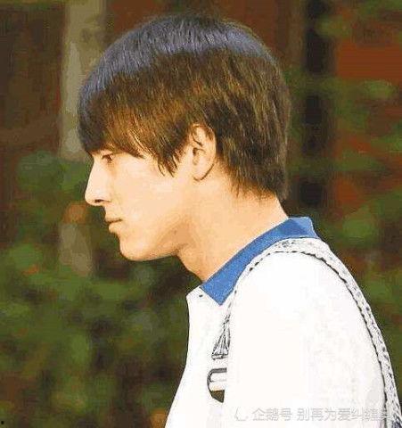 男明星驼背,揭秘男明星驼背矫正之路